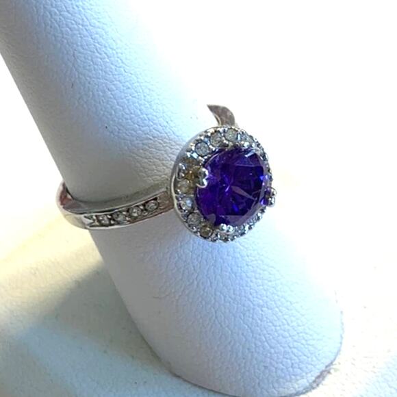 Stunning Cocktail Ring Silvertone 8.5 faceted purple synthetic solitaire stone - Picture 2 of 6